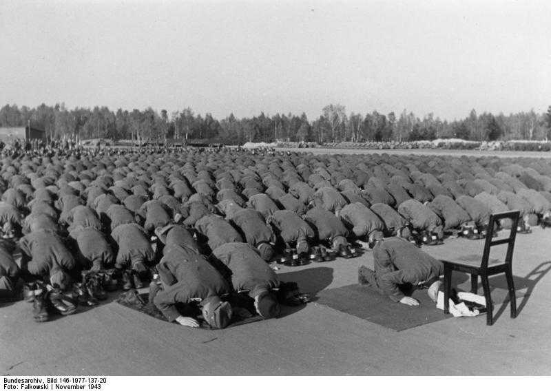 Bosnische SS-Freiwillige beim Gebet