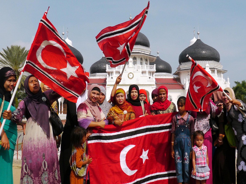 Mantan pasukan Inong Balee Gerakan Aceh Merdeka (GAM)  dari berbagai daerah di Aceh mengusung bendera berlambang bulan sabit setibanya di Mesjid Raya Baiturrahman, Banda Aceh, Senin (1/4)
