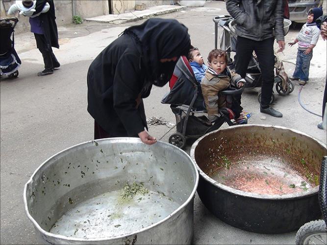 antrian makanan warga Suriah