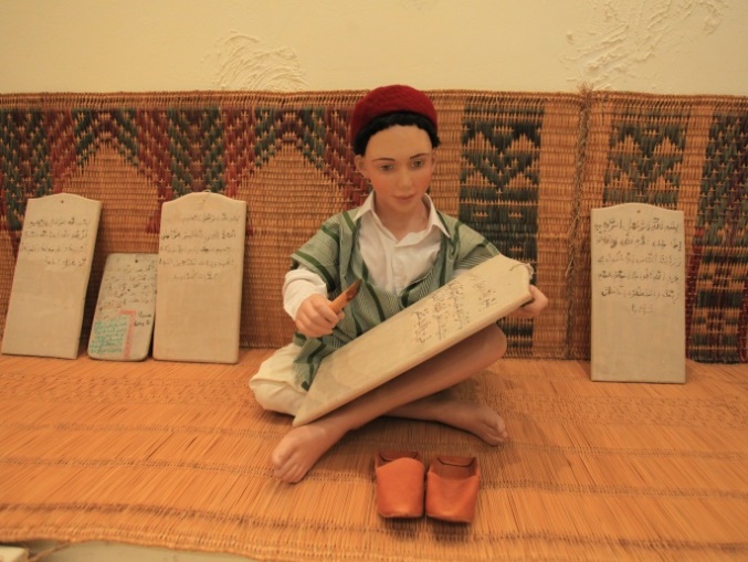 Museum Pendidikan Tunisia - Murid menulis ayat-ayat Qur'an di lembaran2
