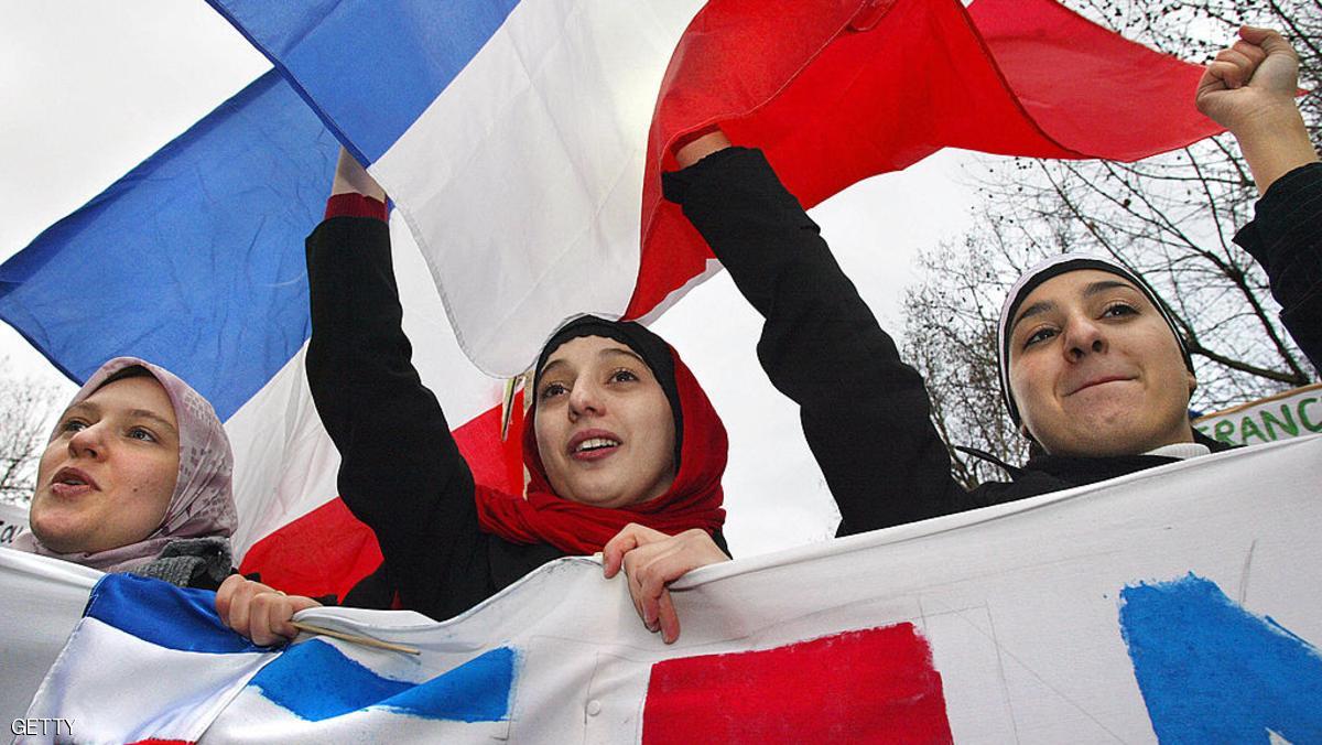PARIS, FRANCE:  Three women wearing the Islamic veil took to the streets in central Paris 21 December 2003, as they joined a protest march upon call of Muslims organizations in France to protest against the French government ' decision to ban the Islamic headscarves in schools, hospitals and public buildings.   AFP   PHOTO   PHILIPPE DESMAZES  (Photo credit should read PHILIPPE DESMAZES/AFP/Getty Images)