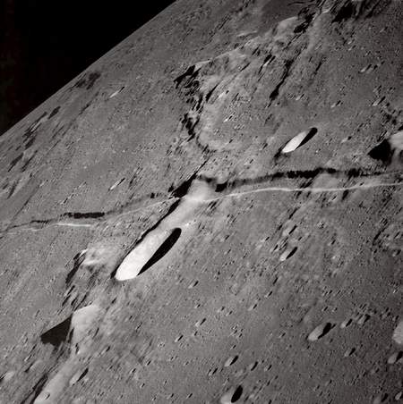 Foto bagian Bulan ini diperoleh dari NASA pada tahun 1969 dari ketinggian 14 Km dari permukaan Bulan, menunjukkan bahwa keadaan celah itu memperlihatkan efek “Fusi” maka mereka pun menganggap penyebab efek tersebut disebebkan oleh cairan Lava yang keluar dari celah-celahnya lalu menutupi celah tersebut. Referensi gambar dan badan antariksa AS NASA: http://apod.nasa.gov/apod/image/0210/rille_apollo10_big.jpg