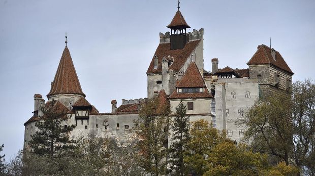 An exterior view of the Bran Castle is pictured in Bran, Romania on October 18, 2016. - Armed with courage and hopefully garlic, two horror fans dying for a thrill will become the first people in almost 70 years to spend the night at Dracula's castle in Transylvannia this Halloween. (Photo by DANIEL MIHAILESCU / AFP) / TO GO WITH AFP STORY BY Anca Teodorescu